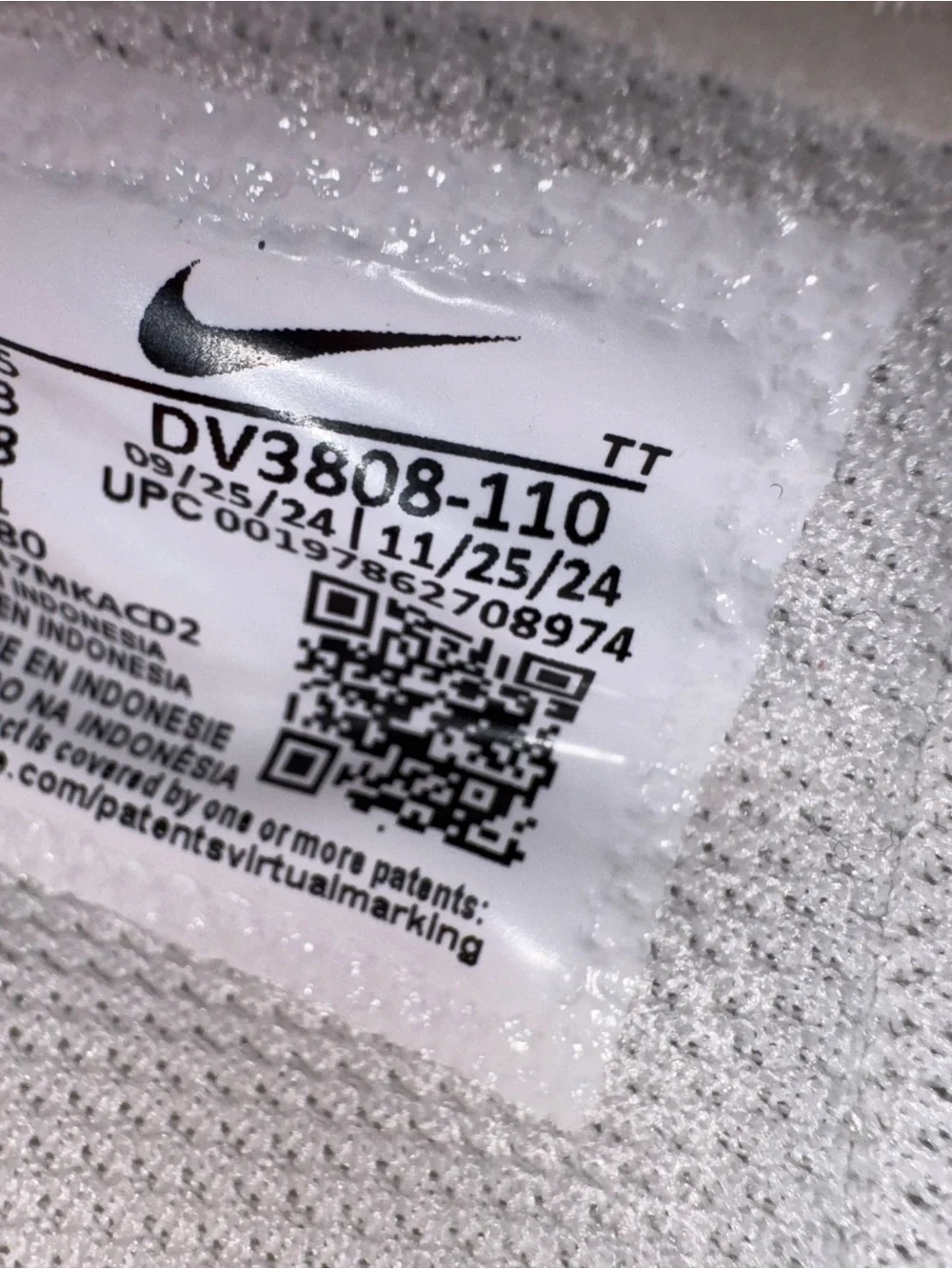 Nike Air Force 1 Men’s 9.5 / Women’s 11 (Box Damage)